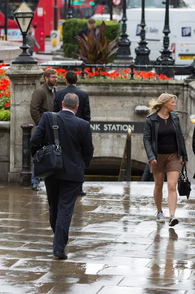 런던, 영국-2015 년 9 월 17 일: 런던의 도시. 사람들의 제비를 가진 비 후 영국 은행 광장 보기 — 스톡 사진