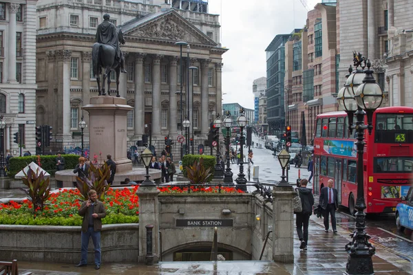 LONDRES, Reino Unido - 17 de septiembre de 2015: City of London. Banco de Inglaterra vista cuadrada después de la lluvia con mucha gente — Foto de Stock