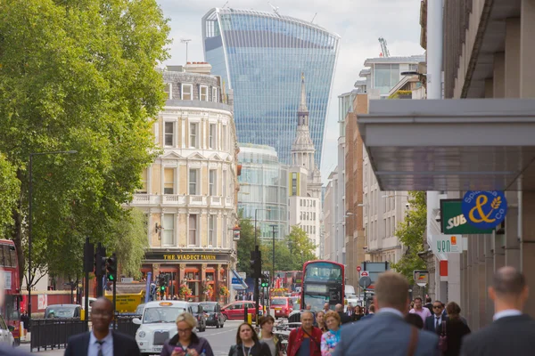 LONDRES, Reino Unido - 19 DE SEPTIEMBRE DE 2015: Calle Holborn con tráfico y gente cruzando la calle —  Fotos de Stock
