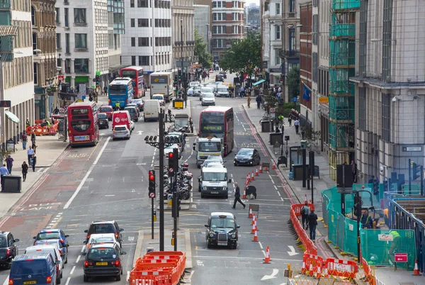 LONDON, UK - SEPTEMBER 19, 2015: Holborn street with traffic and people crossing the road — Stok fotoğraf