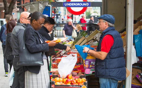 LONDON, UK - SEPTEMBER 17, 2015: Vegetables and fruit's stall near the Holborn tube station in London — Stockfoto