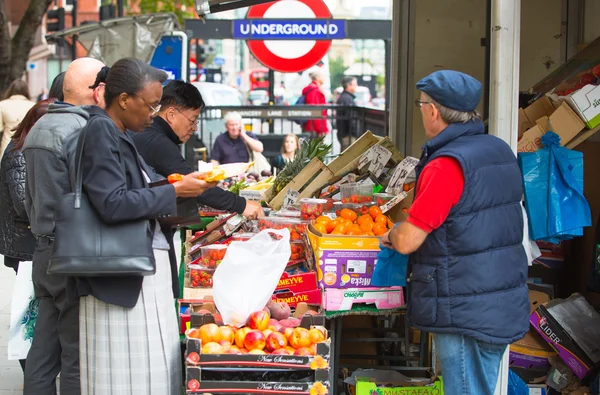 LONDRES, Reino Unido - SETEMBRO 17, 2015: Estante de legumes e frutas perto da estação de metrô Holborn em Londres — Fotografia de Stock