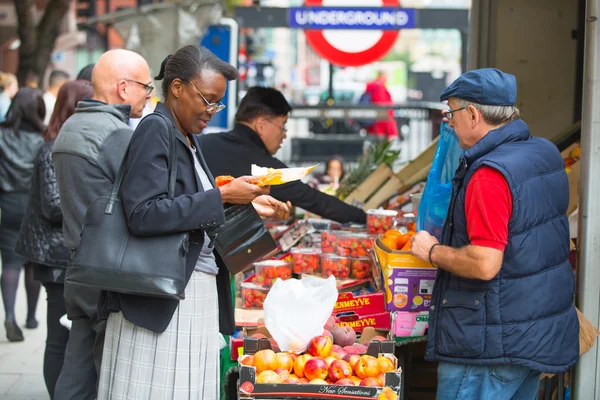LONDON, UK - SEPTEMBER 17, 2015: Vegetables and fruit's stall near the Holborn tube station in London — Stockfoto