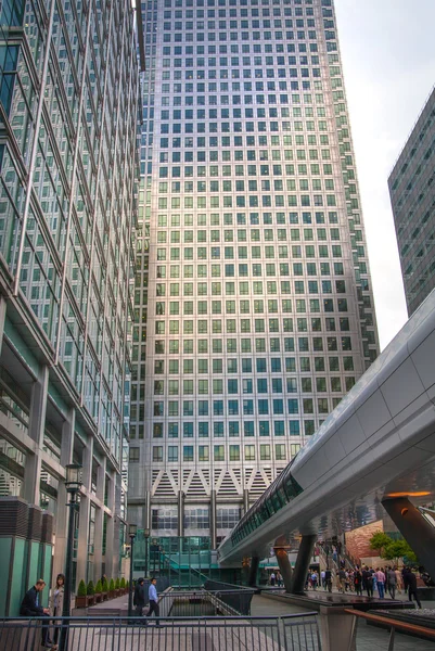 LONDON, UK - MAJ 5, 2015: Canary Wharf bank- og forretningscenter - Stock-foto