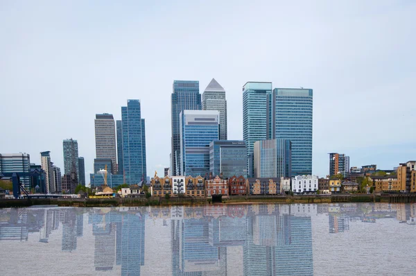 London, Finanzzentrum mit Kanariensteg und Themse — Stockfoto