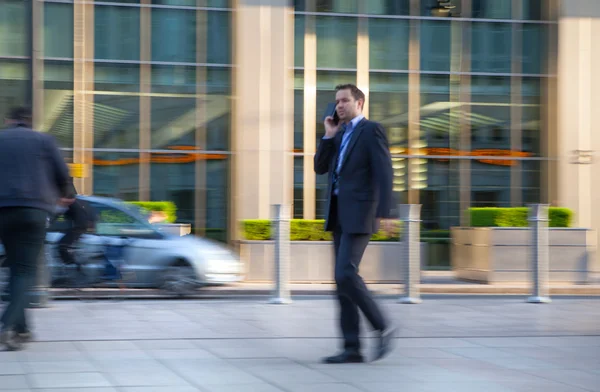 LONDON, UK - MAY 21, 2015: Businessmen  walking on the Bank street. — Stock Photo, Image