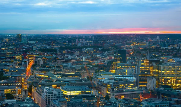 London bei Sonnenuntergang. Stadthintergrund. Nachtbeleuchtung Westmünsterseite — Stockfoto