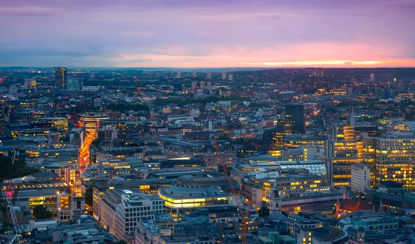 Londres al atardecer. Fondo de la ciudad. Luces nocturnas lado Westminster — Foto de Stock