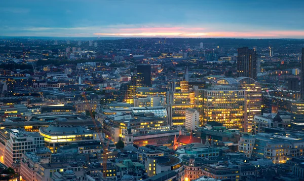 London at sunset. City background. Night lights Westminster side — Stock Photo, Image