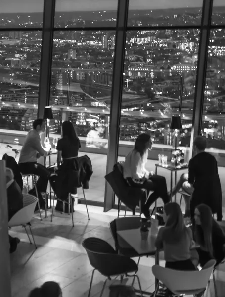 LONDON, UK - MAY 22, 2015: People in restaurant. London's night life — Stock Photo, Image