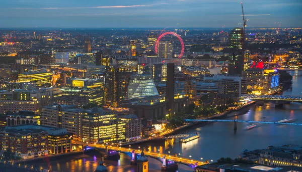 Londýn při západu slunce. Pozadí města. Noční světla Westminster strana — Stock fotografie