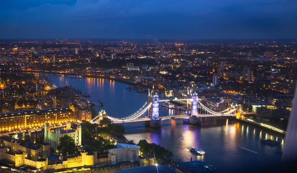 London at sunset. City background. Night lights with Tower bridge — Zdjęcie stockowe