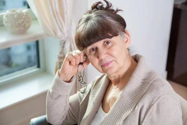 65 anos de idade boa aparência mulher retrato no ambiente doméstico — Fotografia de Stock