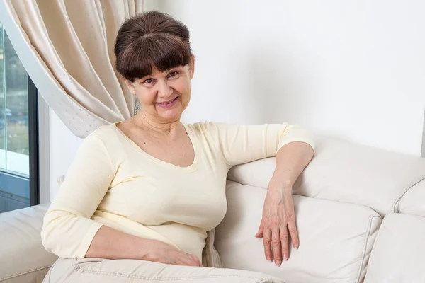 65 años de edad mujer guapa retrato en el ambiente doméstico — Foto de Stock