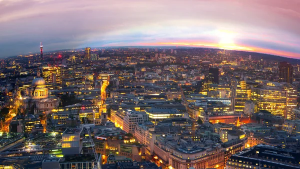 Londres ao pôr-do-sol. Antecedentes. Luzes noturnas Westminster lado — Fotografia de Stock