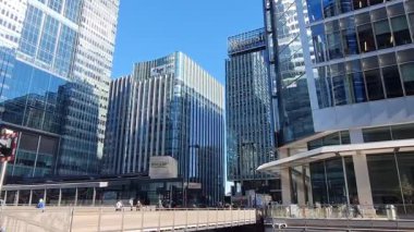 Londra, İngiltere - 7 Ekim 2025: Güneşli bir günde insanlar Londra 'da karşıdan karşıya geçiyor 