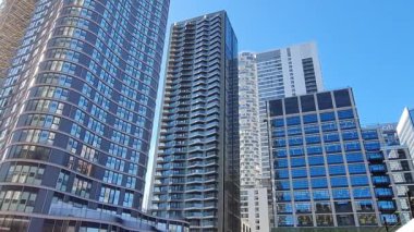 Londra, İngiltere - 7 Ekim 2025: Londra, Canary Wharf bölgesi manzarası güneşli bir günde Güney Rıhtımı 'nı oluşturur