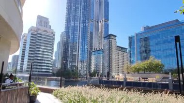 Londra, İngiltere - 7 Ekim 2025: Canary Wharf bölgesi görünümü güneşli bir günde Güney Rıhtımı 'nı oluşturur