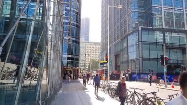 Londra, İngiltere - 7 Ekim 2025: Canary Wharf Caddesi manzarası güneşli bir günde sokakta yürüyen insanlarla