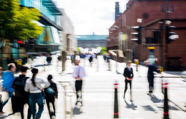 Güneşli bir günde Londra 'da yürüyen insanların hareket bulanıklığı.