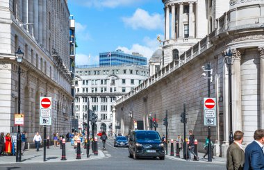 Londra, İngiltere - 22 Eylül 2025: Borsa binası ve gökdelenler İngiltere Merkez Bankası 'nın arka plan görüntüsü