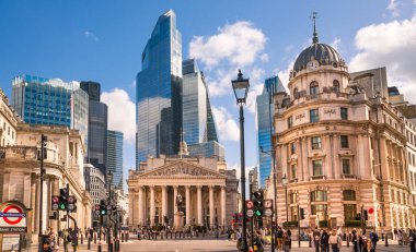 Londra, İngiltere - 22 Eylül 2025: Borsa binası ve gökdelenler İngiltere Merkez Bankası 'nın arka plan görüntüsü