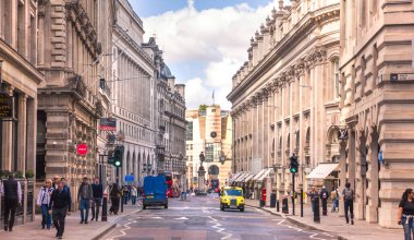 Londra, İngiltere - 22 Eylül 2025: Londra 'da Lombard sokak manzarası