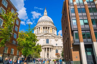 Londra, İngiltere 22 Eylül 2025: St. Paul Katedrali manzarası. Mavi gökyüzüne karşı kubbe