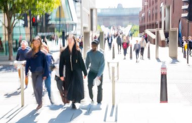 Güneşli bir günde Londra caddesinde yürüyen insanların güzel postmodernizm hareketi. Oxford caddesinden geçen müşteriler ve turistler