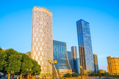 Londra, İngiltere - 18 Haziran 2025: Günbatımında Canary Wharf 'taki ofis ve konut binalarıyla Eden limanı manzarası.