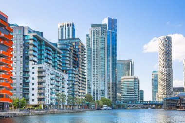 Londra, İngiltere - 14 Haziran 2025: Millwall rıhtımı gün batımında, panoramik manzaralı yerleşim yerleri