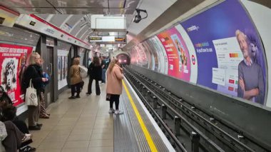 Londra, İngiltere - 25 Ekim 2025 Londra metro istasyonu yaklaşan insanlarla dolu.