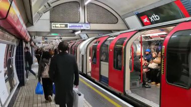 Londra, İngiltere - 25 Ekim 2025 Londra metro istasyonu yaklaşan insanlarla dolu.