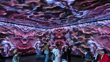 Londra, İngiltere - 25 Ekim 2025: Tottenham Court 'taki Outernet en çok ziyaret edilen kültürel cazibe, duvarlardaki ve tavandaki dev ekranlar dijital sanat ve halk için görüntüler gösteriyor