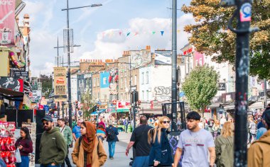 Londra, İngiltere - 29 Eylül 2025: İnsanlar Camden Town, sokak pazarında alışveriş yapıyor