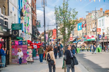 Londra, İngiltere - 29 Eylül 2025: İnsanlar Camden Town, sokak pazarında alışveriş yapıyor