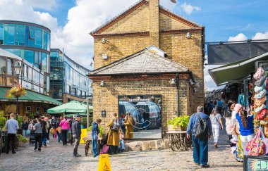 Londra, İngiltere - 29 Eylül 2025: İnsanlar Camden Town, sokak pazarında alışveriş yapıyor