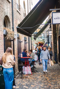 Londra, İngiltere - 29 Eylül 2025: İnsanlar Camden Town, sokak pazarında alışveriş yapıyor