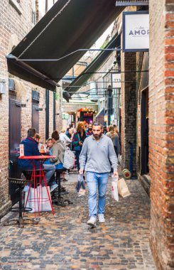 Londra, İngiltere - 29 Eylül 2025: İnsanlar Camden Town, sokak pazarında alışveriş yapıyor