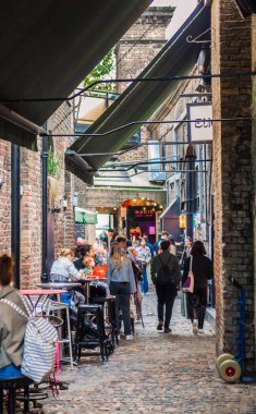 Londra, İngiltere - 29 Eylül 2025: İnsanlar Camden Town, sokak pazarında alışveriş yapıyor