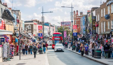Londra, İngiltere - 29 Eylül 2025: İnsanlar Camden Town, sokak pazarında alışveriş yapıyor