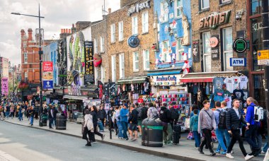 Londra, İngiltere - 29 Eylül 2025: Camden Town 'da sokak sanatı, boyanmış ve dekore edilmiş evler, mağazalar