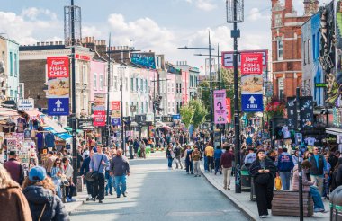 Londra, İngiltere - 29 Eylül 2025: İnsanlar Camden Town, sokak pazarında alışveriş yapıyor