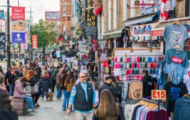 Londra, İngiltere - 29 Eylül 2025: İnsanlar Camden Town, sokak pazarında alışveriş yapıyor