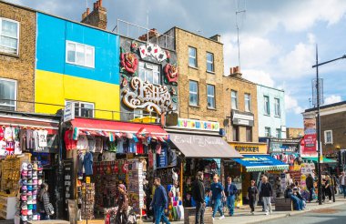 Londra, İngiltere - 29 Eylül 2025: Camden Town 'da sokak sanatı, boyanmış ve dekore edilmiş evler, mağazalar