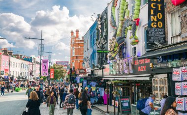 Londra, İngiltere - 29 Eylül 2025: İnsanlar Camden Town, sokak pazarında alışveriş yapıyor