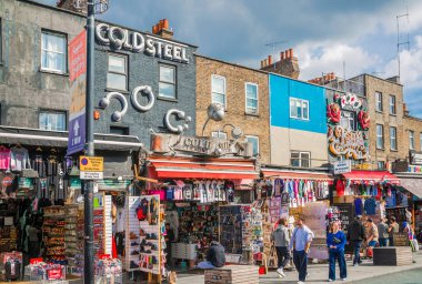 Londra, İngiltere - 29 Eylül 2025: Camden Town 'da sokak sanatı, boyanmış ve dekore edilmiş evler, mağazalar