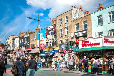 Londra, İngiltere - 29 Eylül 2025: İnsanlar Camden Town, sokak pazarında alışveriş yapıyor