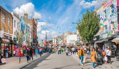 Londra, İngiltere - 29 Eylül 2025: İnsanlar Camden Town, sokak pazarında alışveriş yapıyor