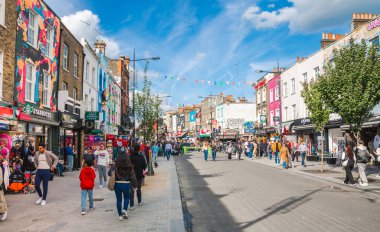 Londra, İngiltere - 29 Eylül 2025: Camden Town 'da sokak sanatı, boyanmış ve dekore edilmiş evler, mağazalar